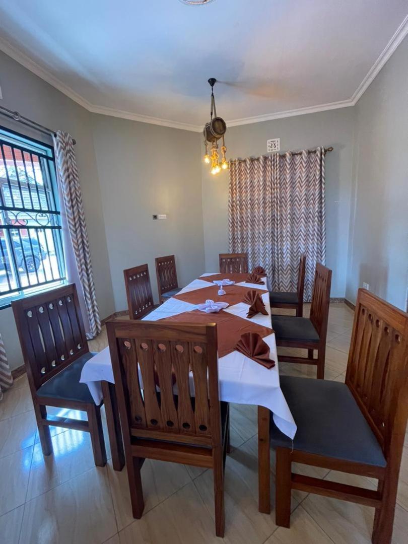 Hollyland Lodge Namanga view 4