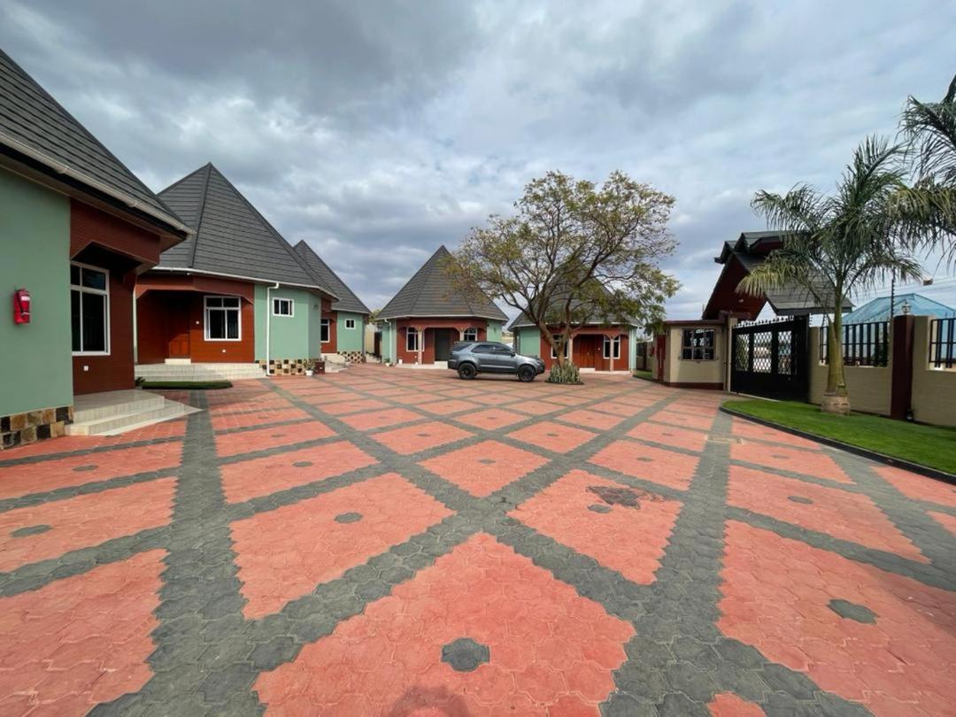 Hollyland Lodge Namanga view 5