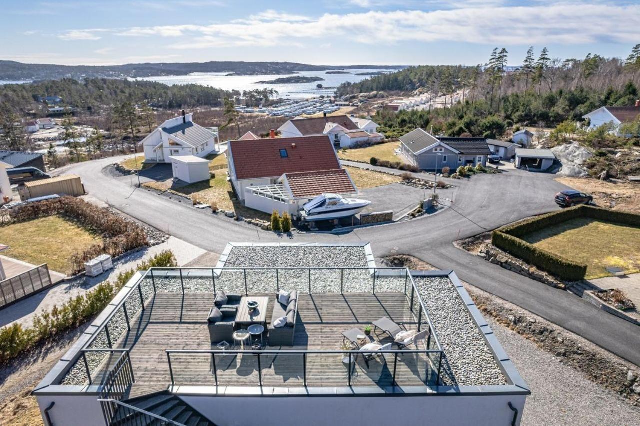 NY Funkisvilla med høy standard på vakre Kungsvik med fantastisk takterrasse