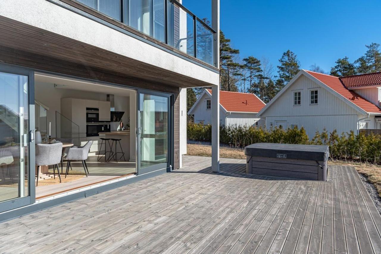 NY Funkisvilla med høy standard på vakre Kungsvik med fantastisk takterrasse