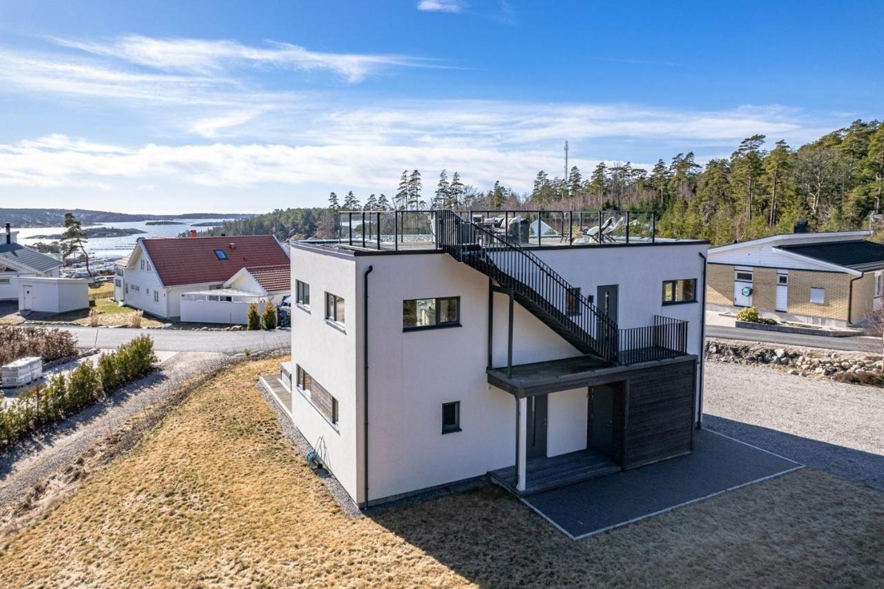 NY Funkisvilla med høy standard på vakre Kungsvik med fantastisk takterrasse