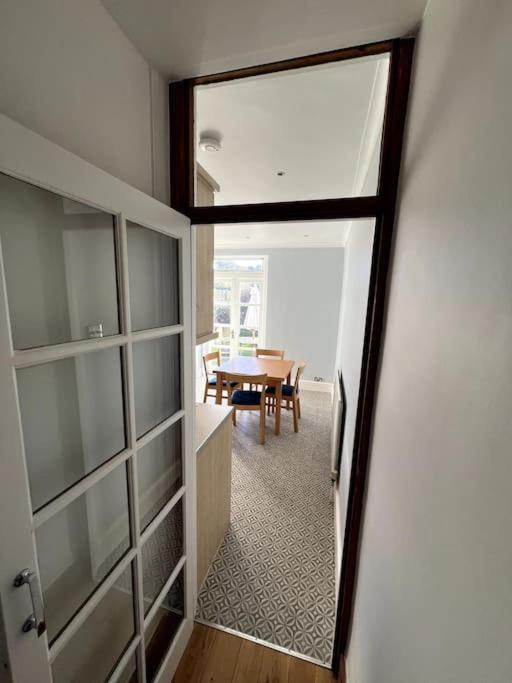 Pretty 2 bed garden apartment zone 2