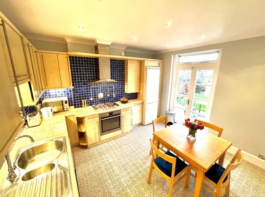 Pretty 2 bed garden apartment zone 2