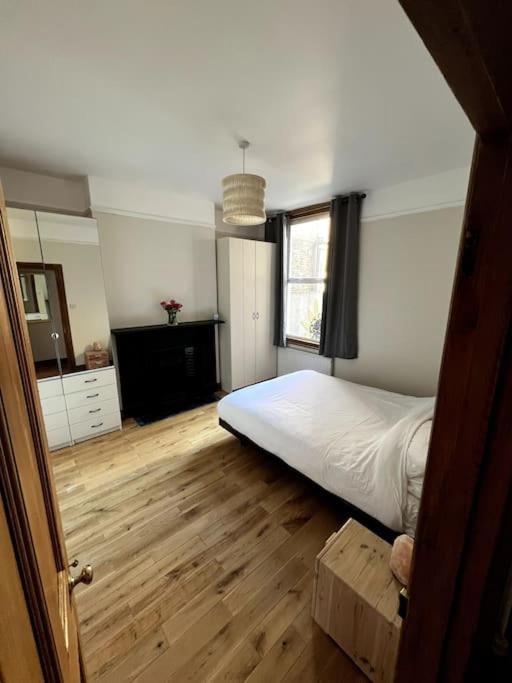 Pretty 2 bed garden apartment zone 2