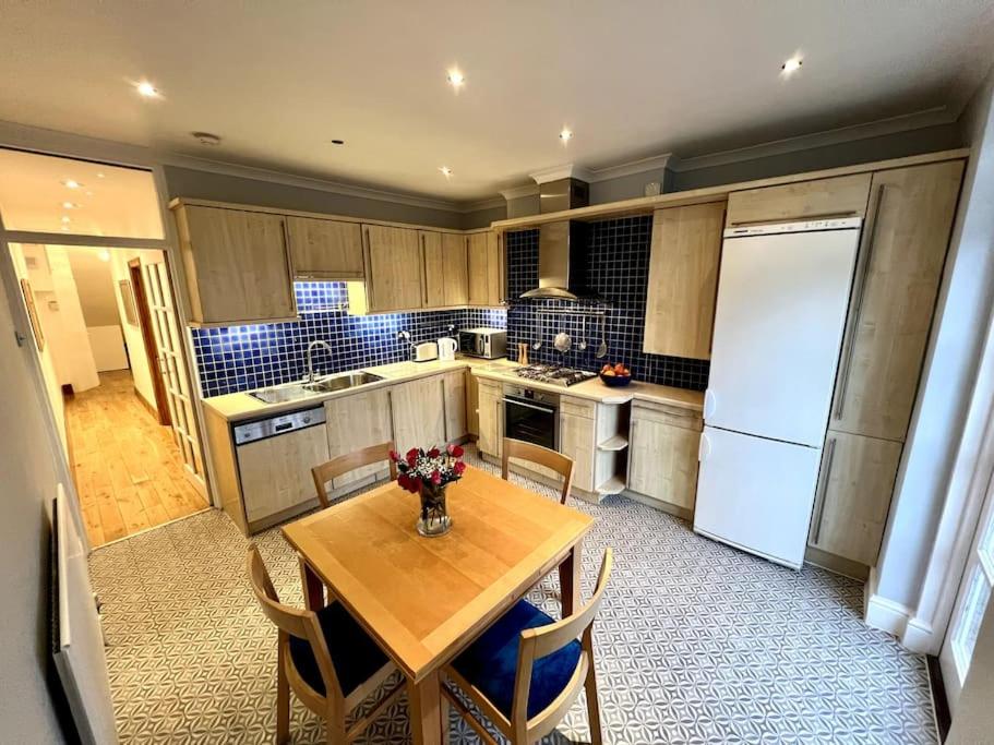 Pretty 2 bed garden apartment zone 2
