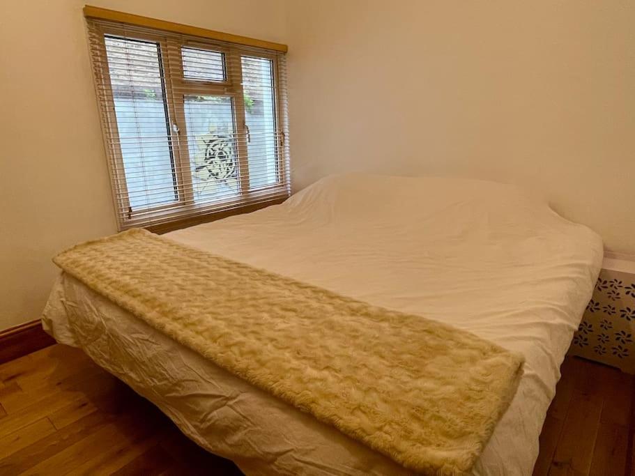 Pretty 2 bed garden apartment zone 2