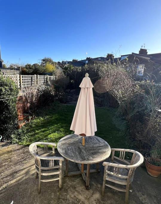 Pretty 2 bed garden apartment zone 2