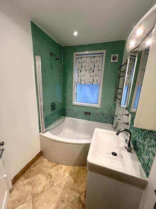 Pretty 2 bed garden apartment zone 2