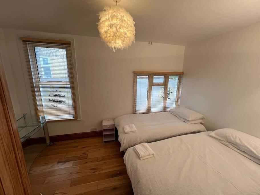 Pretty 2 bed garden apartment zone 2