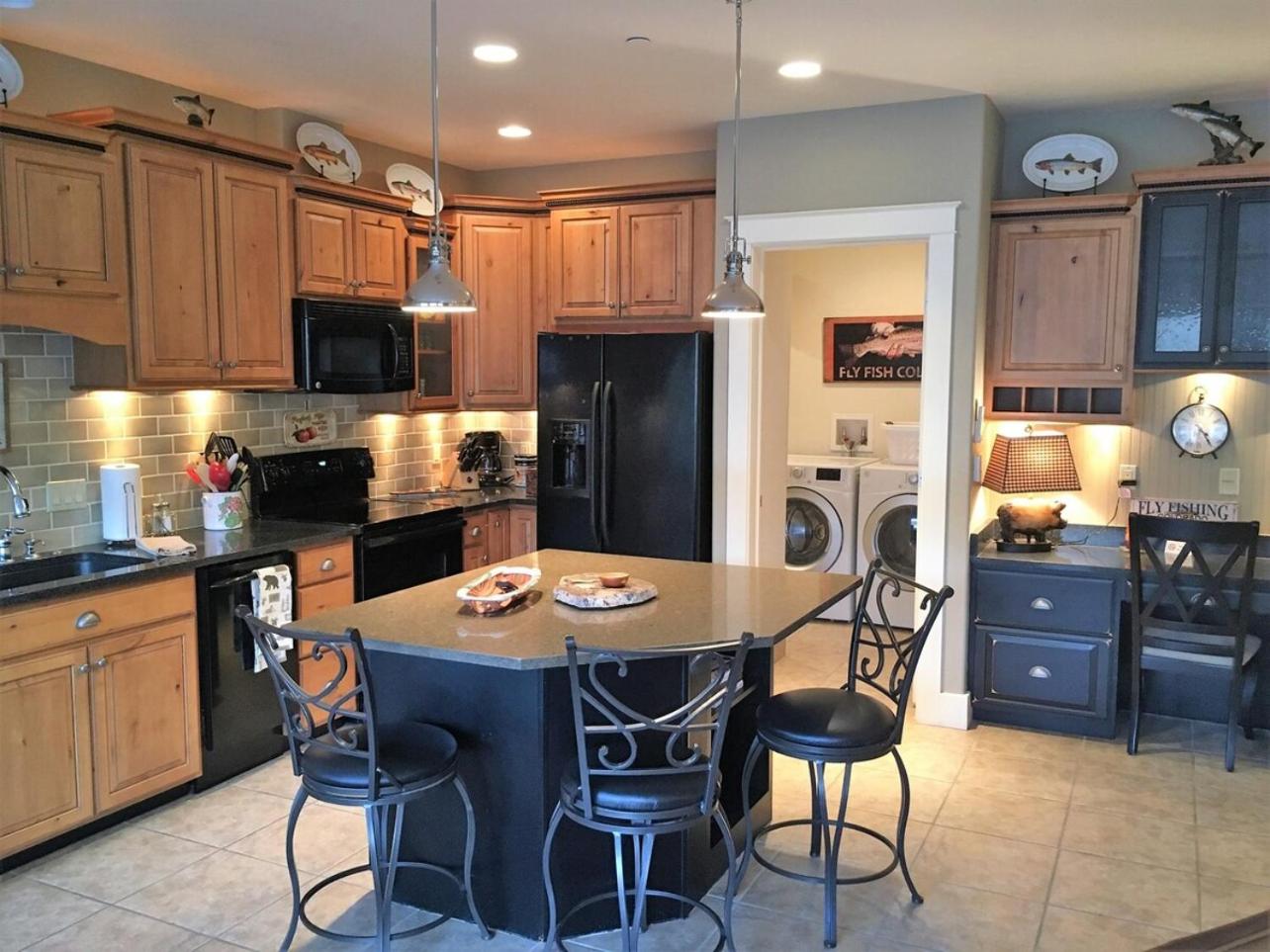 Riverfront condo with balcony, king bed STR#267 view 2