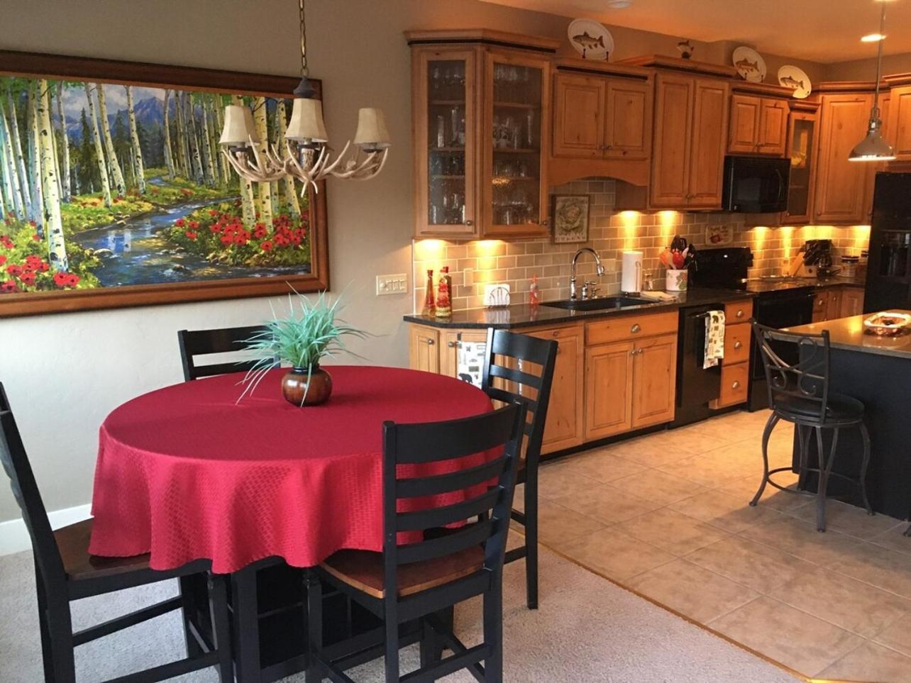 Riverfront condo with balcony, king bed STR#267 view 4