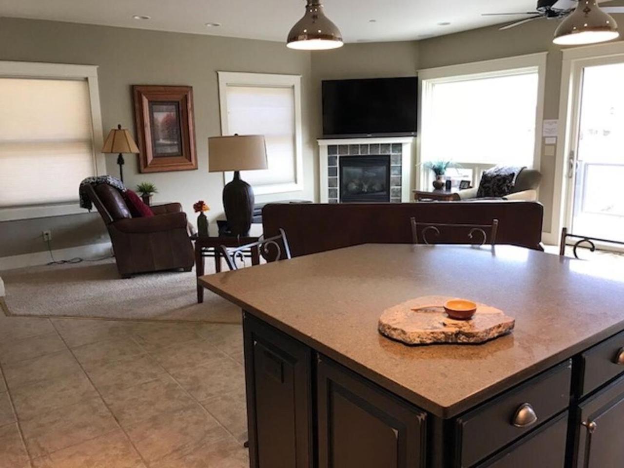 Riverfront condo with balcony, king bed STR#267 view 5