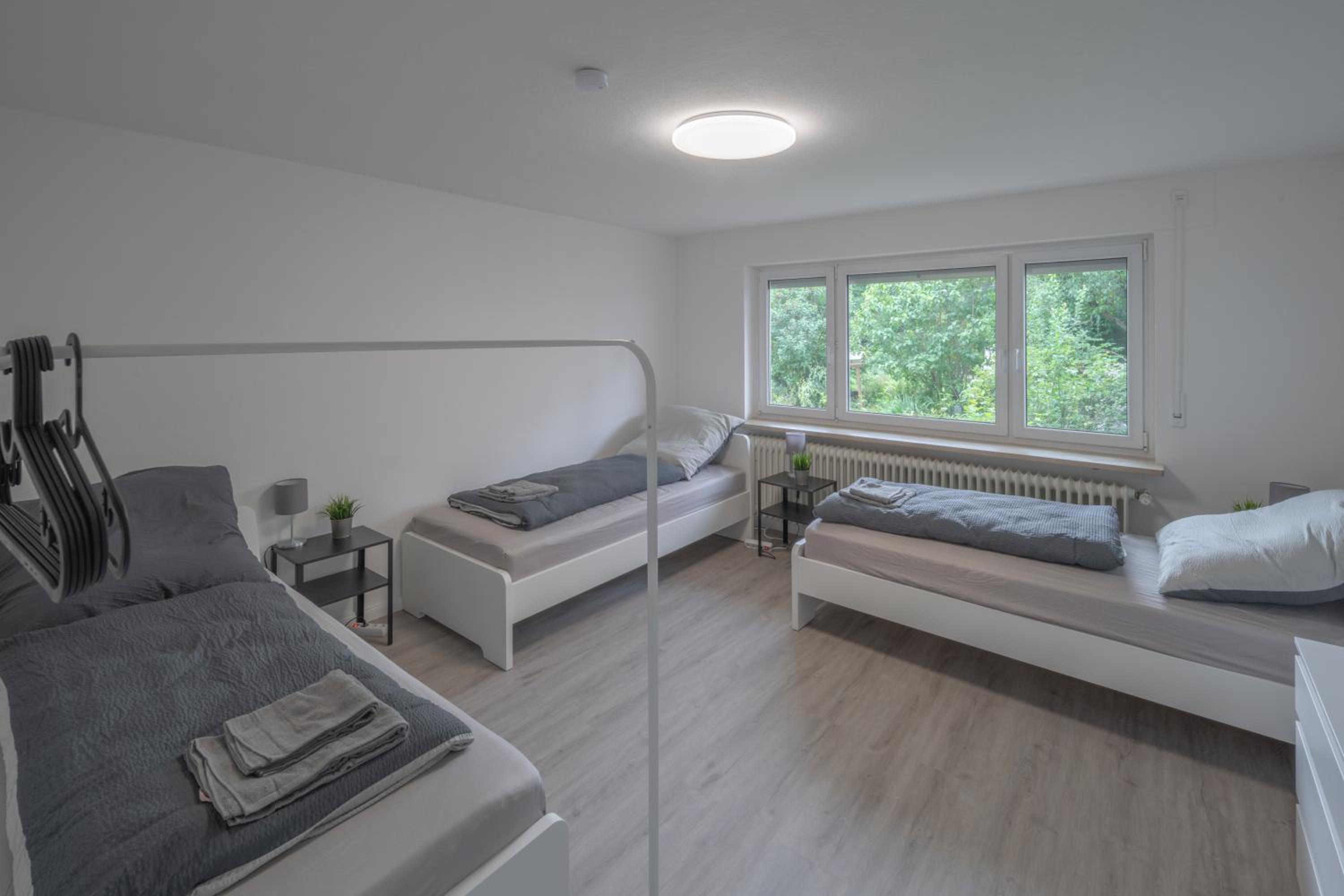 WORK&SLEEP Moderne Apartments in Villingen Schwenningen - Einzelbetten, TV, Bettwäsche & Handtücher, WLAN