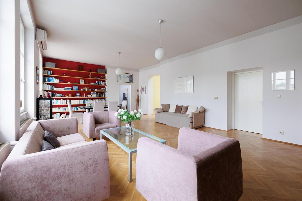 Luxury Loft Retreat by JR City Apartments