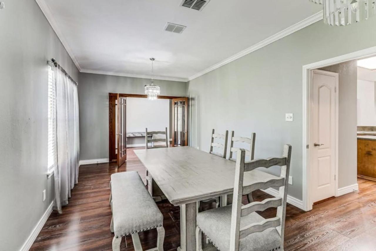 277 Luxury Home fenced back yard 5 bedrooms view 4