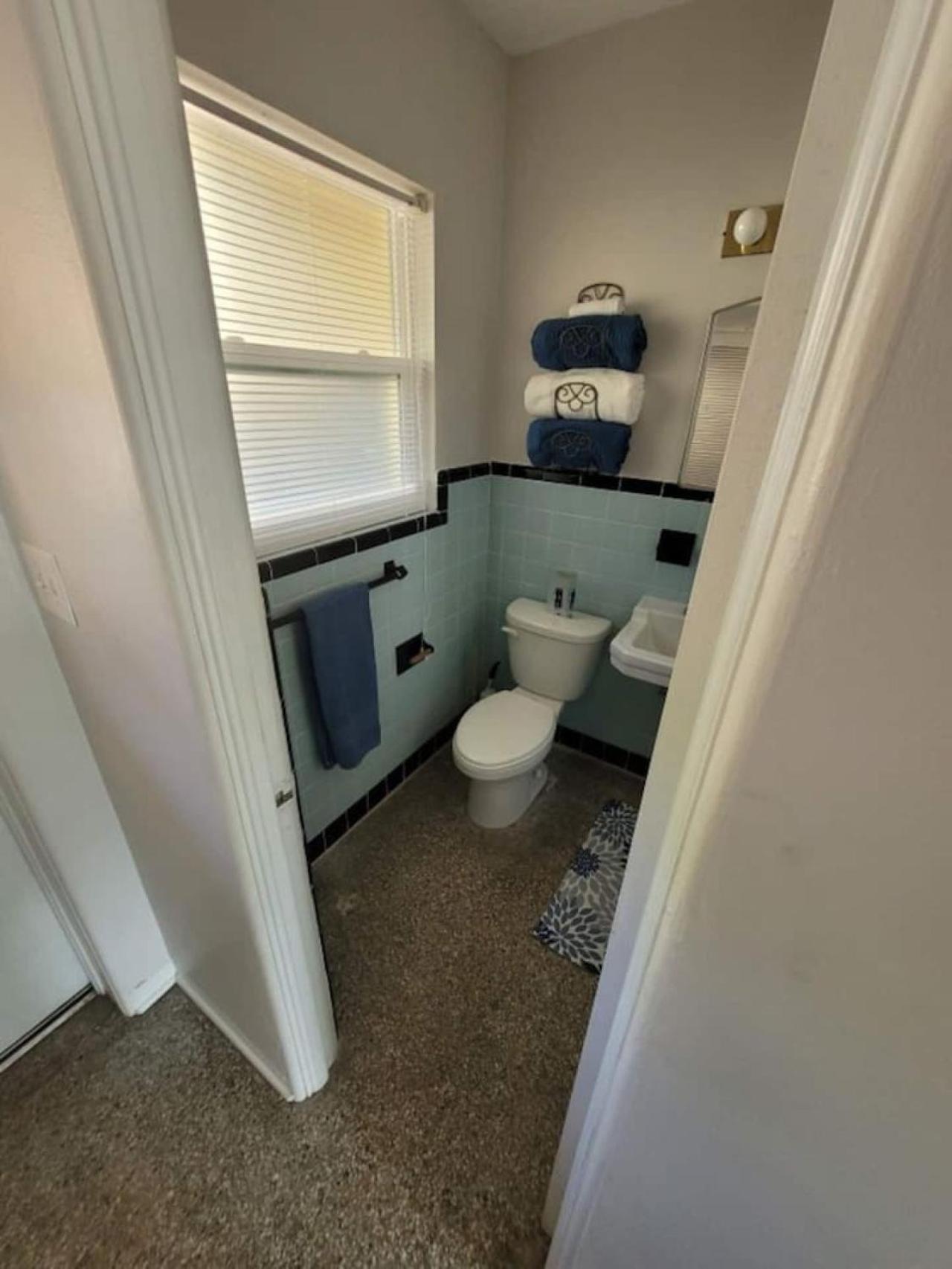Studio Apt Near DownTown view 2