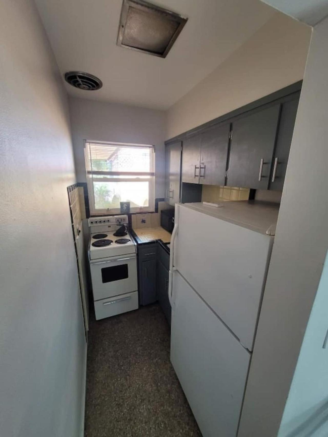 Studio Apt Near DownTown view 3
