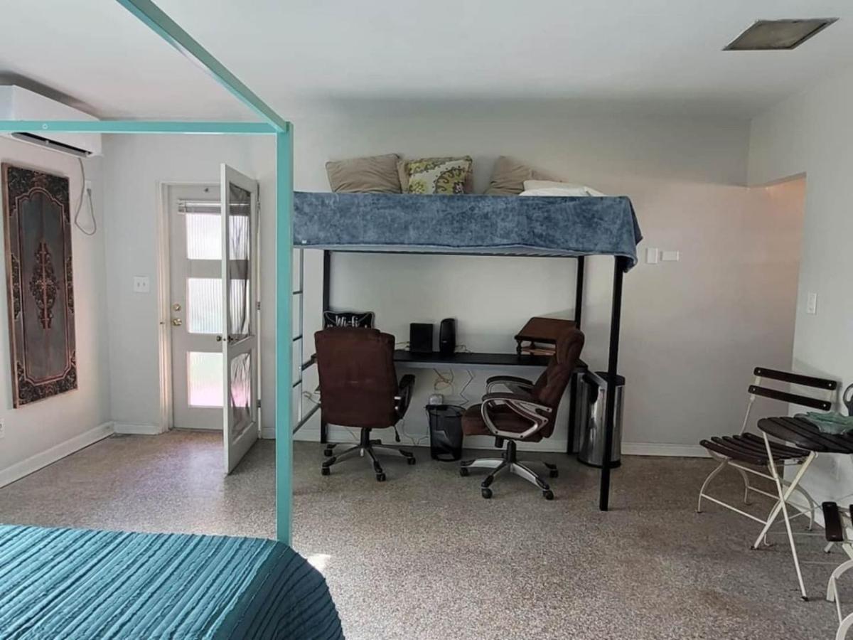 Studio Apt Near DownTown view 4