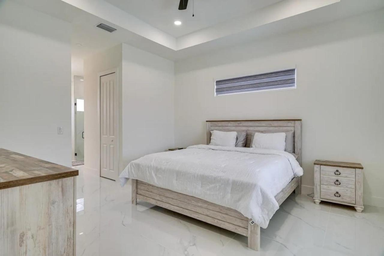 4 bedrooms Fenced yard Pool tvs in all rooms view 5