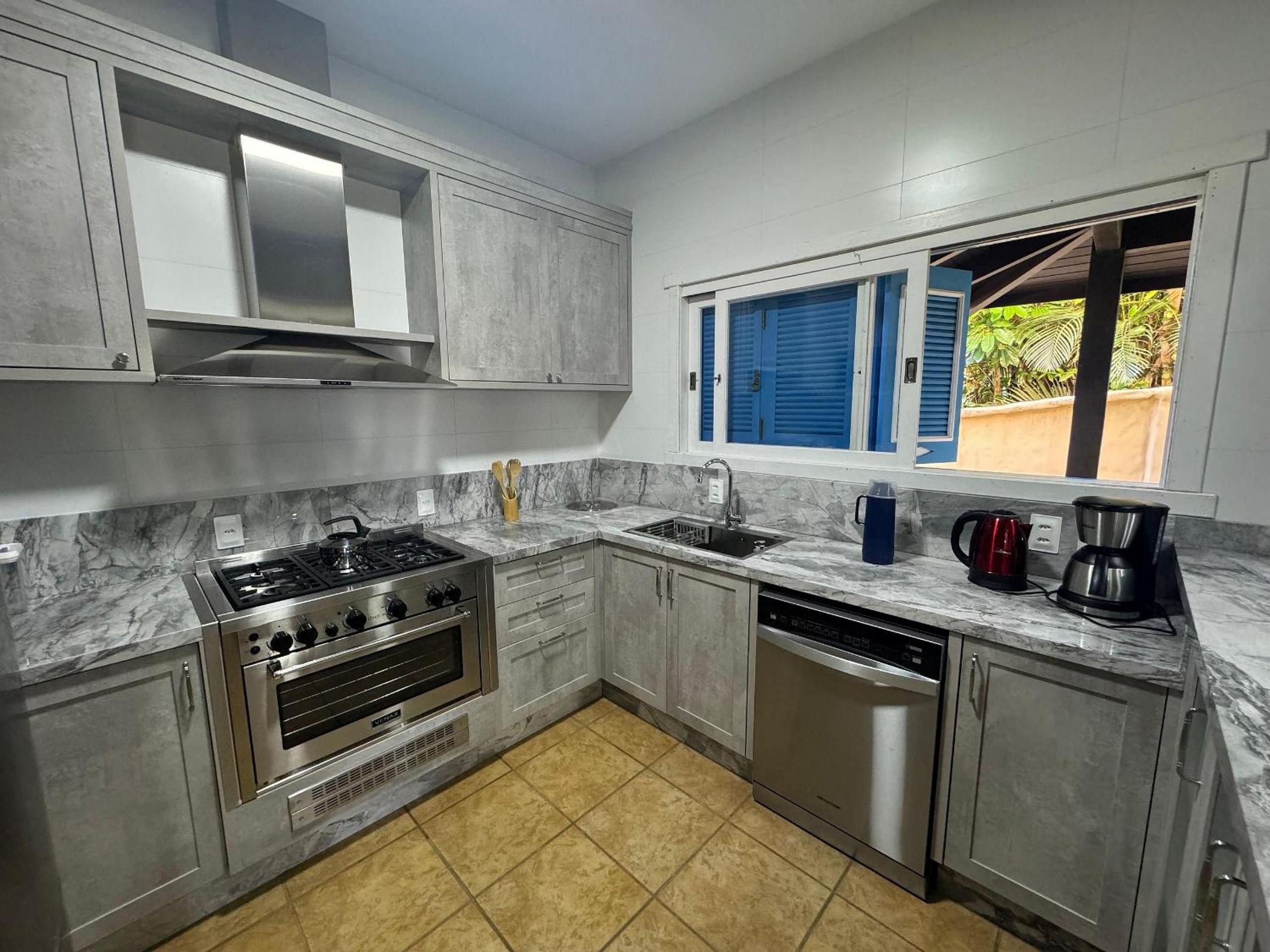 A90 - Casa com piscina e linda vista - centro de Bombinhas