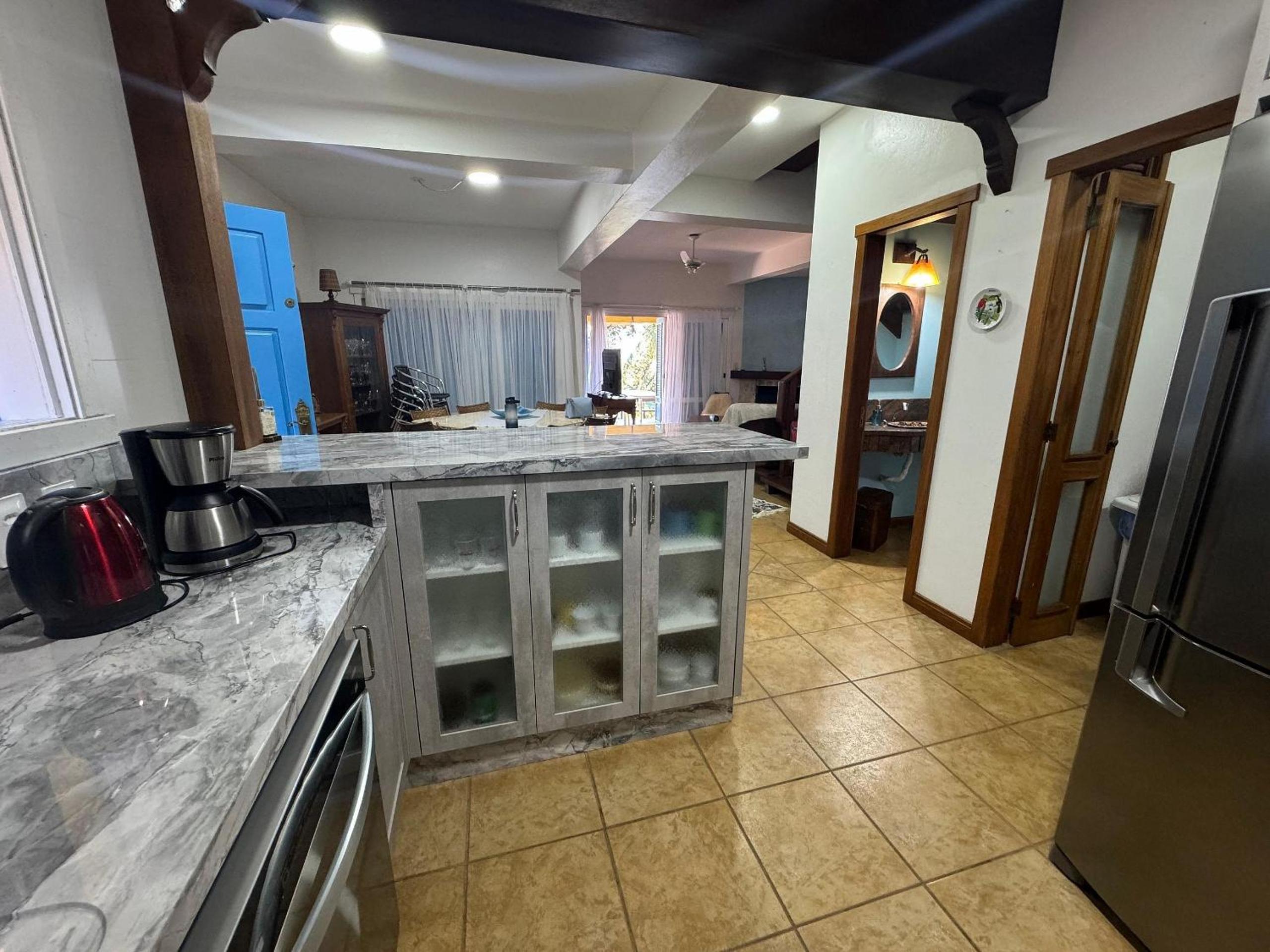 A90 - Casa com piscina e linda vista - centro de Bombinhas