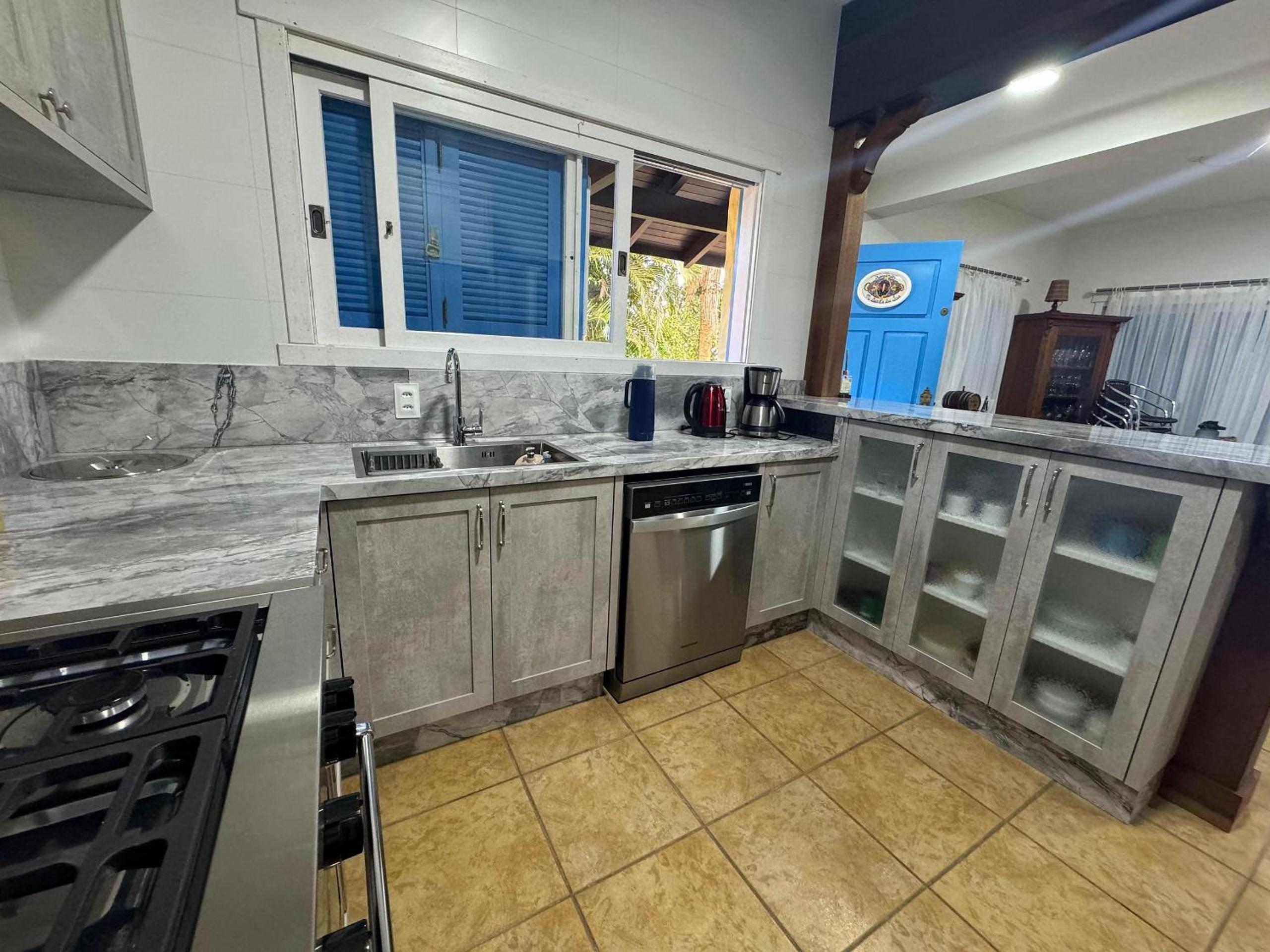 A90 - Casa com piscina e linda vista - centro de Bombinhas