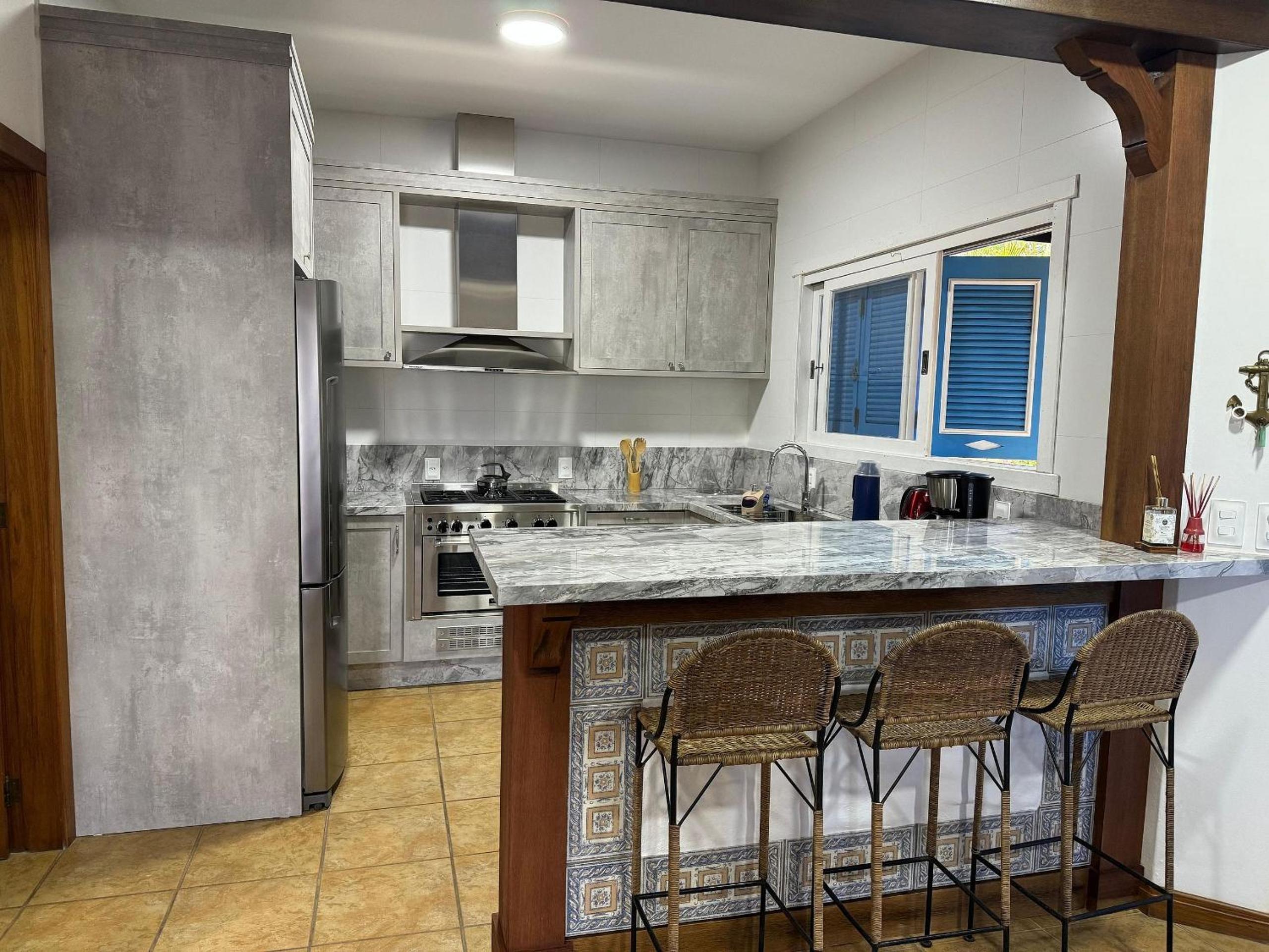 A90 - Casa com piscina e linda vista - centro de Bombinhas