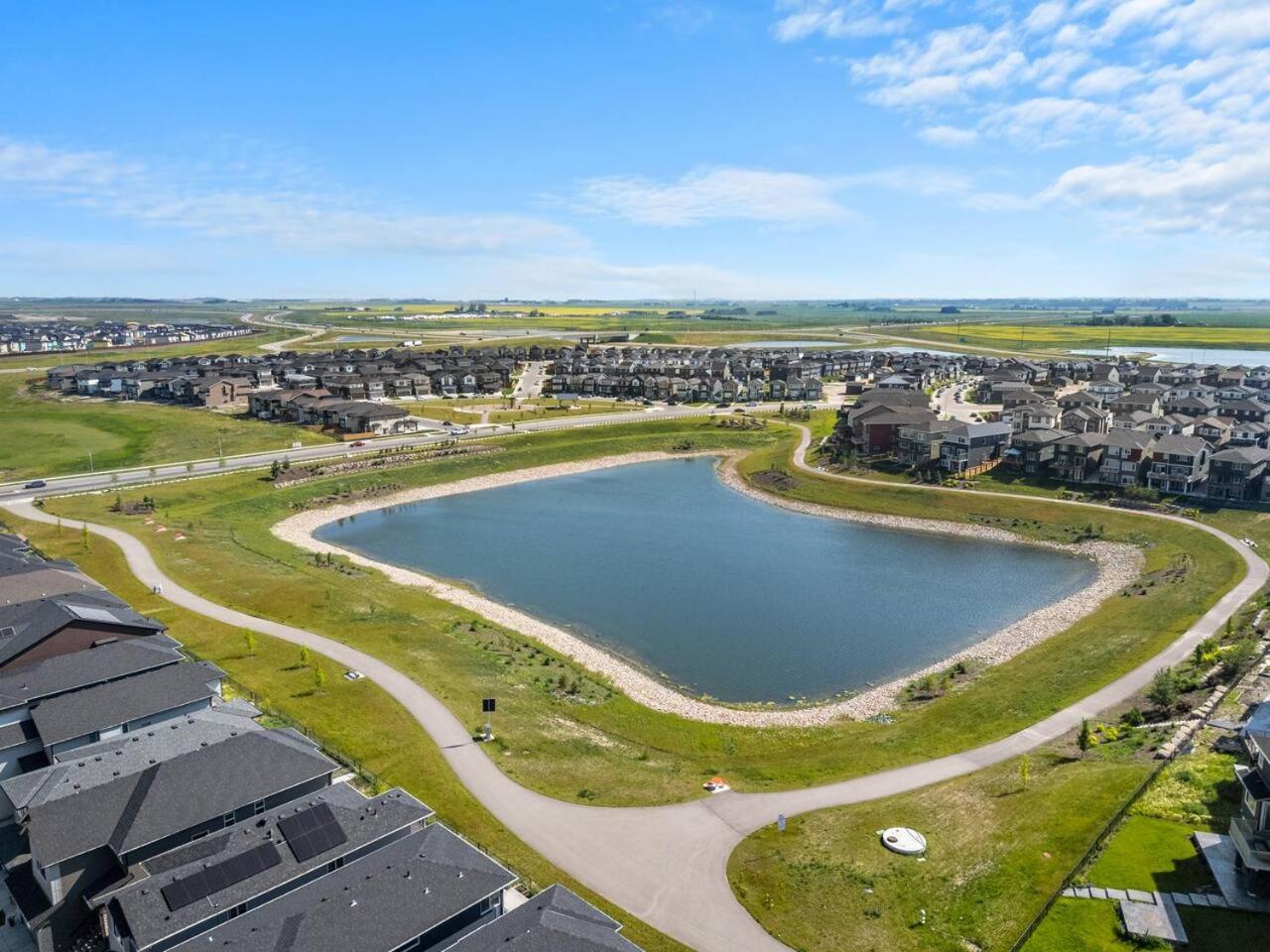 Large House Near Calgary Airport with Central AC, Double Car Garage Parking, Upgrade Stay, Netflix, Sleeps 8