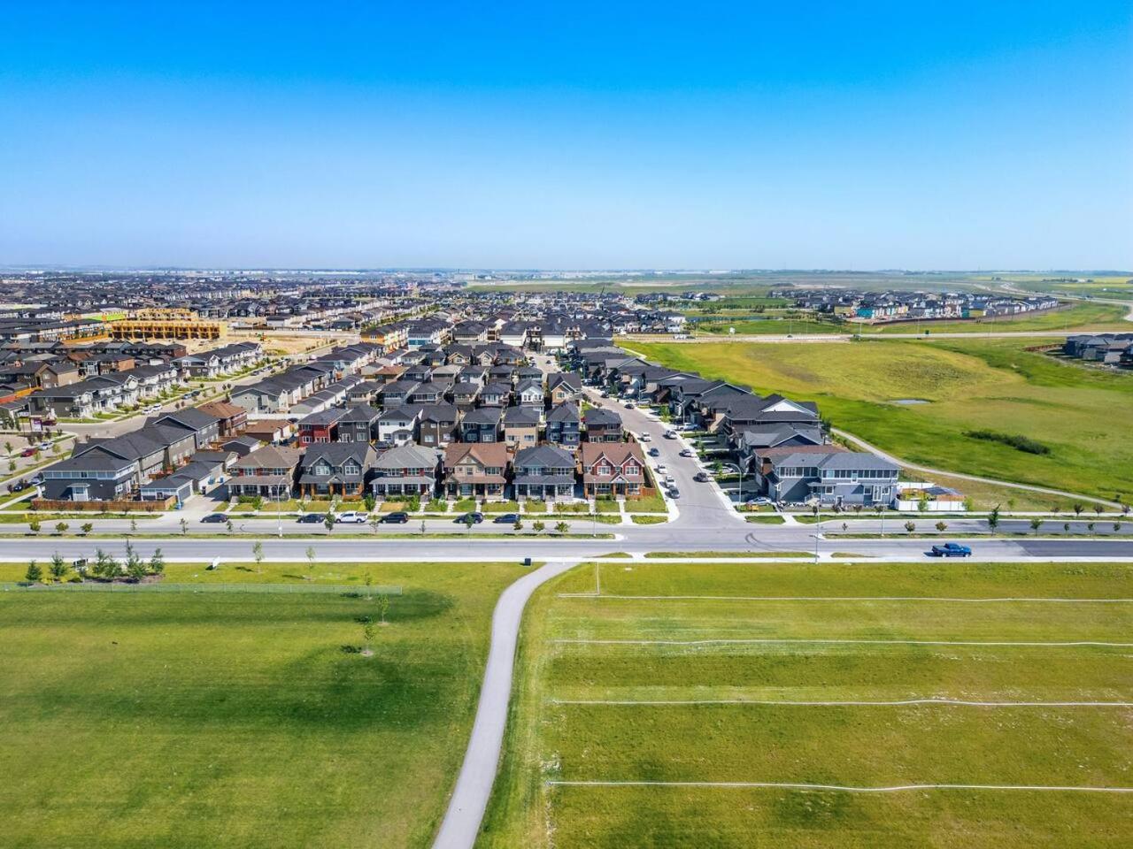 Large House Near Calgary Airport with Central AC, Double Car Garage Parking, Upgrade Stay, Netflix, Sleeps 8