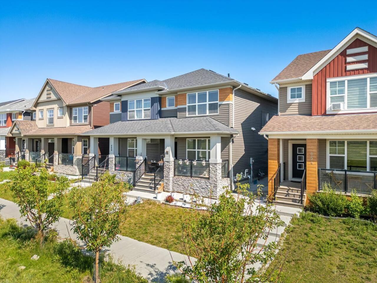 Large House Near Calgary Airport with Central AC, Double Car Garage Parking, Upgrade Stay, Netflix, Sleeps 8