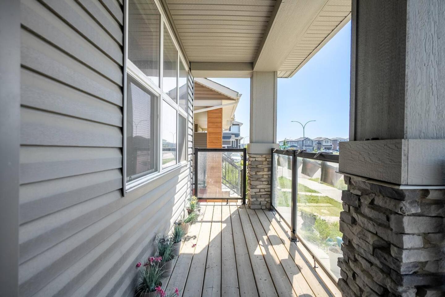 Large House Near Calgary Airport with Central AC, Double Car Garage Parking, Upgrade Stay, Netflix, Sleeps 8