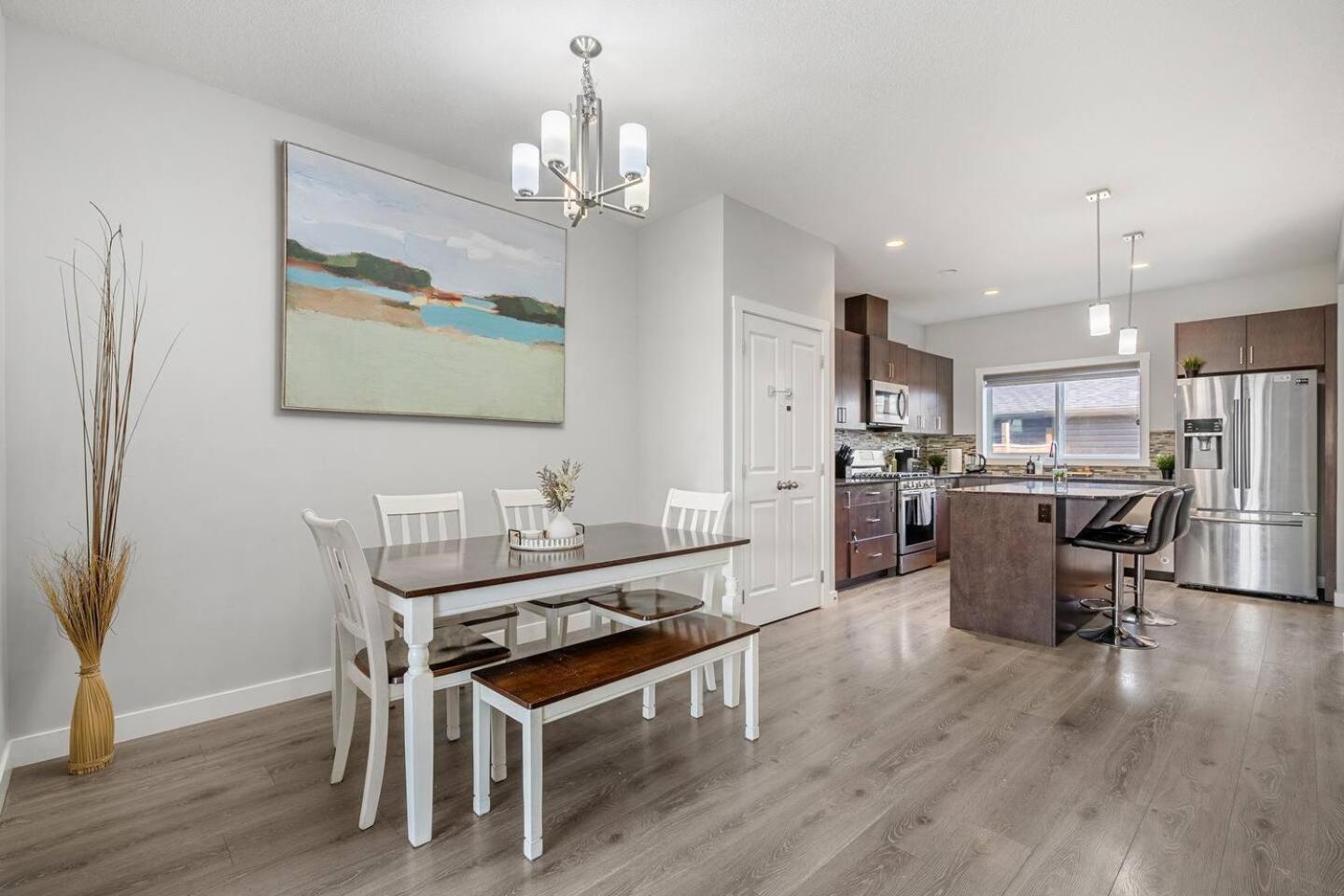 Large House Near Calgary Airport with Central AC, Double Car Garage Parking, Upgrade Stay, Netflix, Sleeps 8