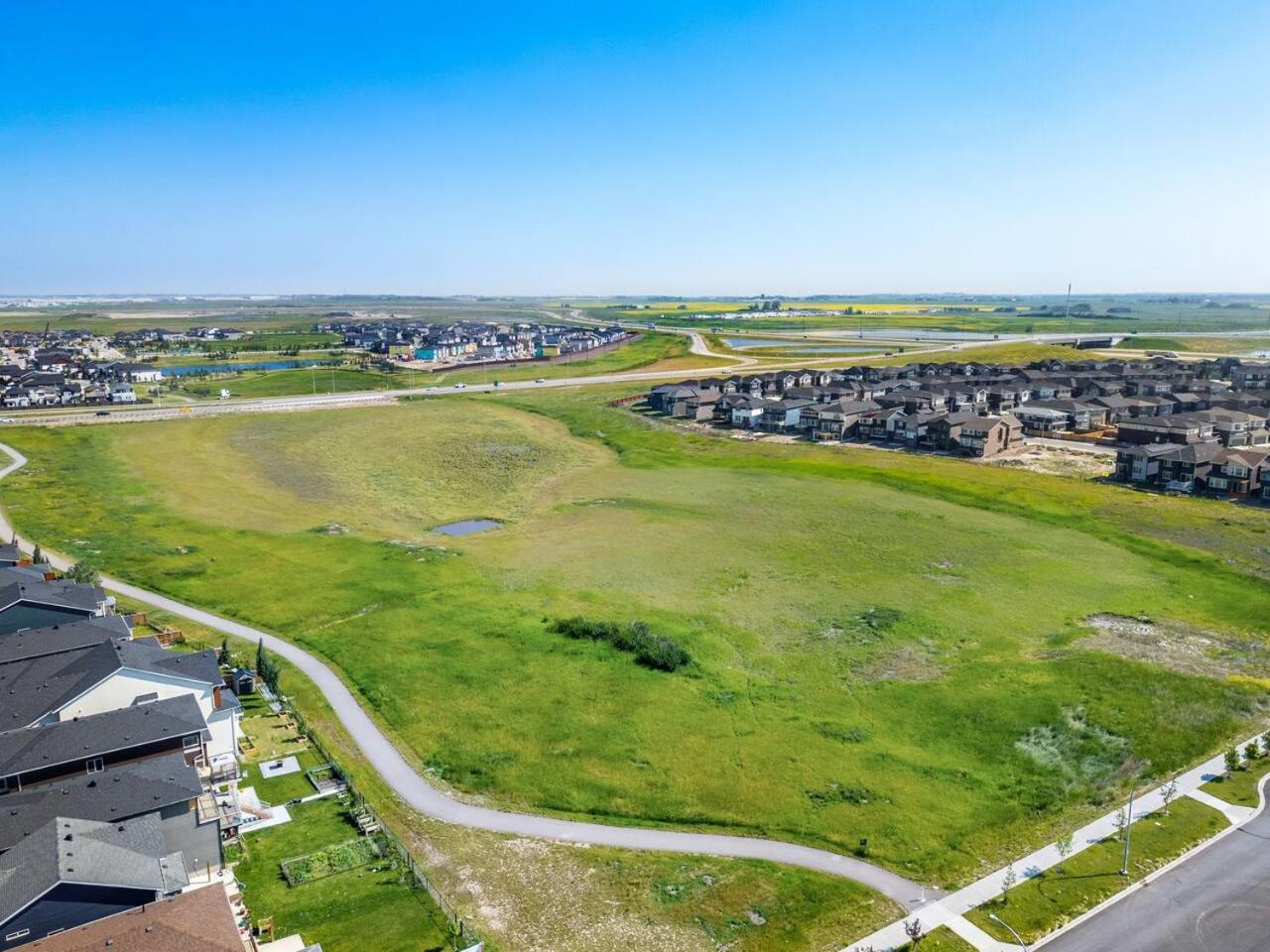 Large House Near Calgary Airport with Central AC, Double Car Garage Parking, Upgrade Stay, Netflix, Sleeps 8