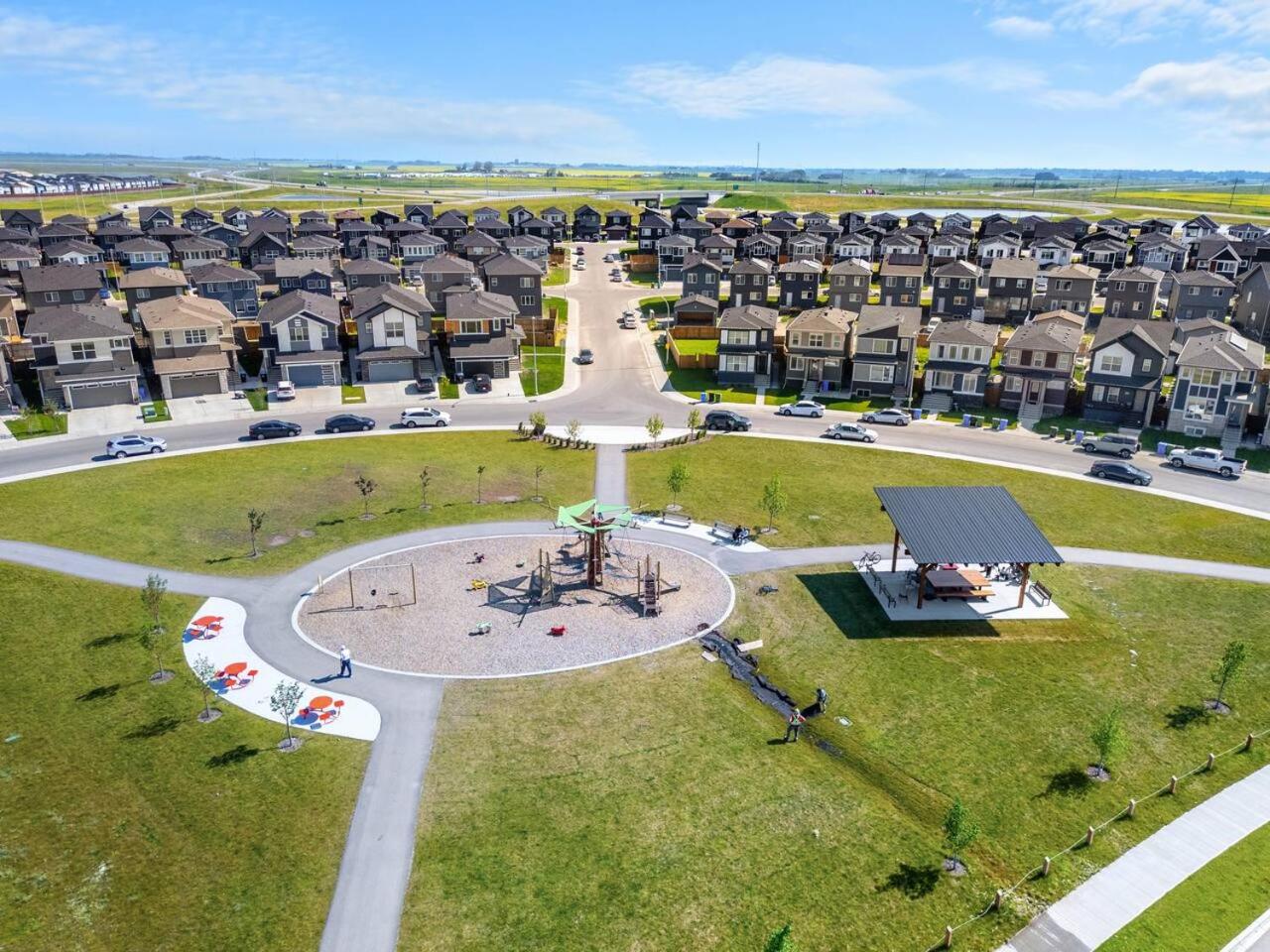 Large House Near Calgary Airport with Central AC, Double Car Garage Parking, Upgrade Stay, Netflix, Sleeps 8