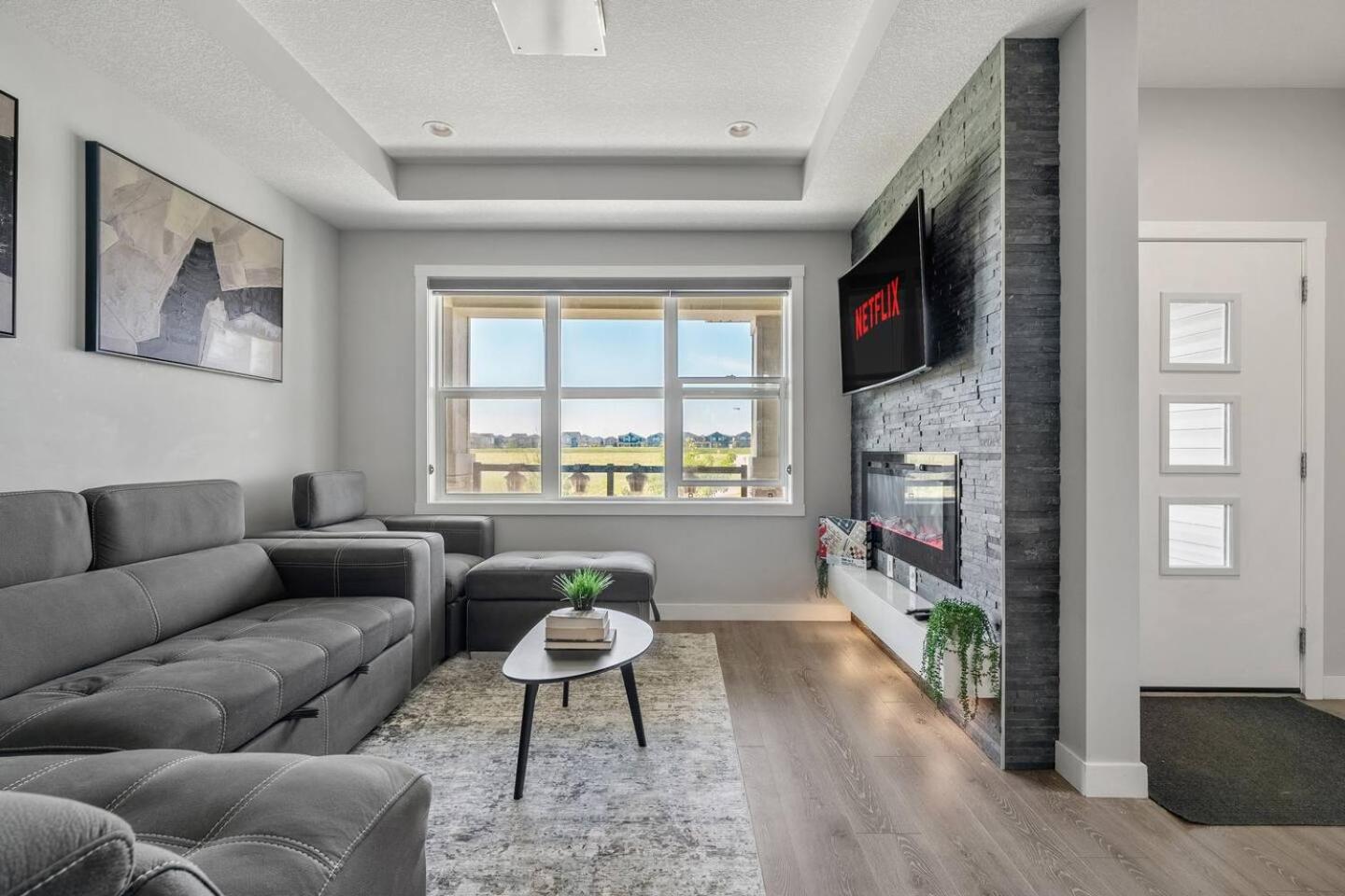 Large House Near Calgary Airport with Central AC, Double Car Garage Parking, Upgrade Stay, Netflix, Sleeps 8