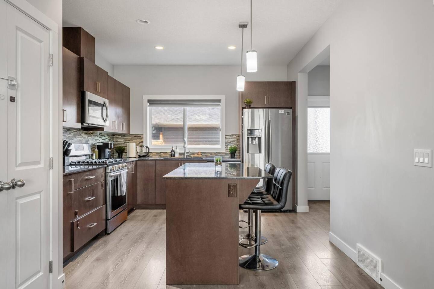 Large House Near Calgary Airport with Central AC, Double Car Garage Parking, Upgrade Stay, Netflix, Sleeps 8