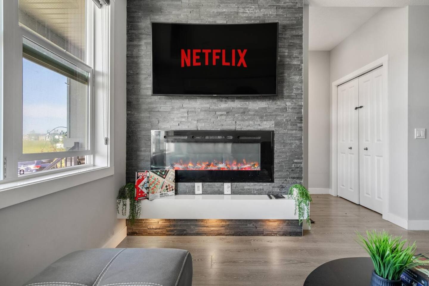 Large House Near Calgary Airport with Central AC, Double Car Garage Parking, Upgrade Stay, Netflix, Sleeps 8