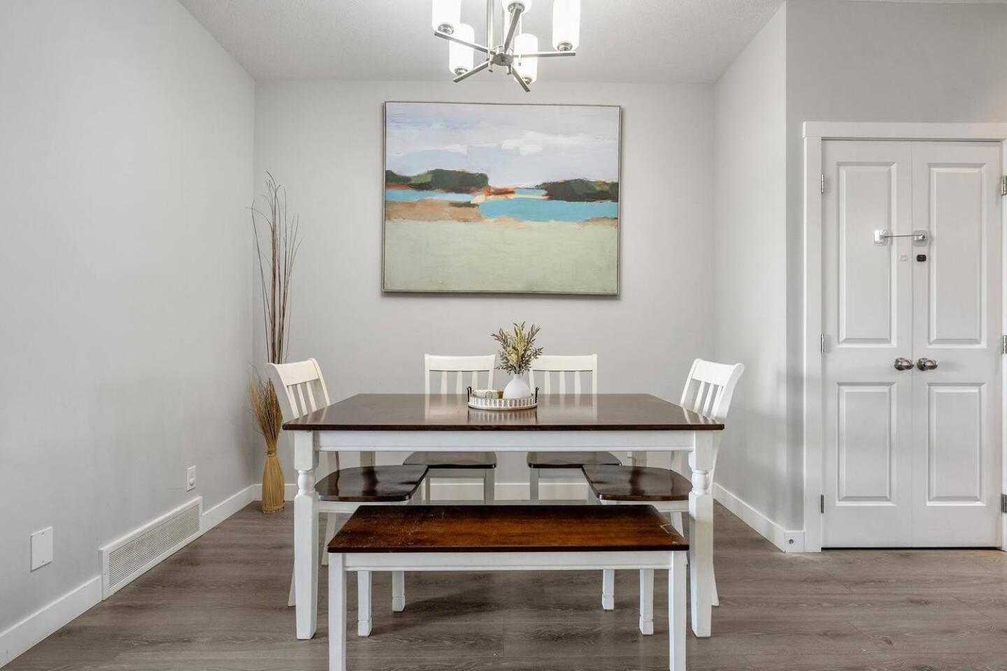 Large House Near Calgary Airport with Central AC, Double Car Garage Parking, Upgrade Stay, Netflix, Sleeps 8