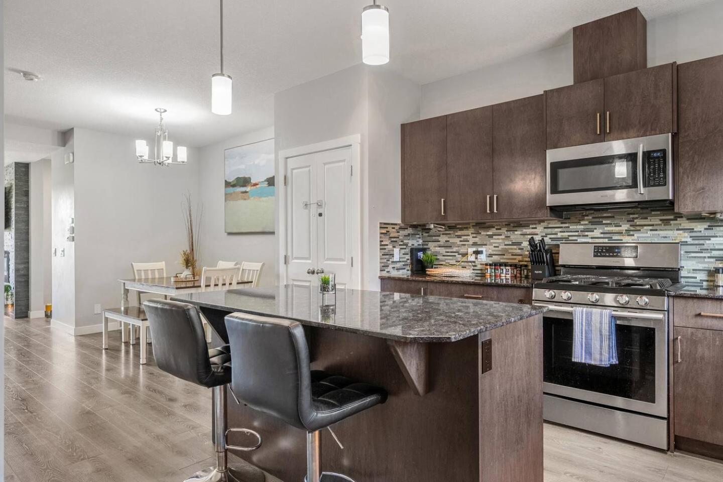 Large House Near Calgary Airport with Central AC, Double Car Garage Parking, Upgrade Stay, Netflix, Sleeps 8
