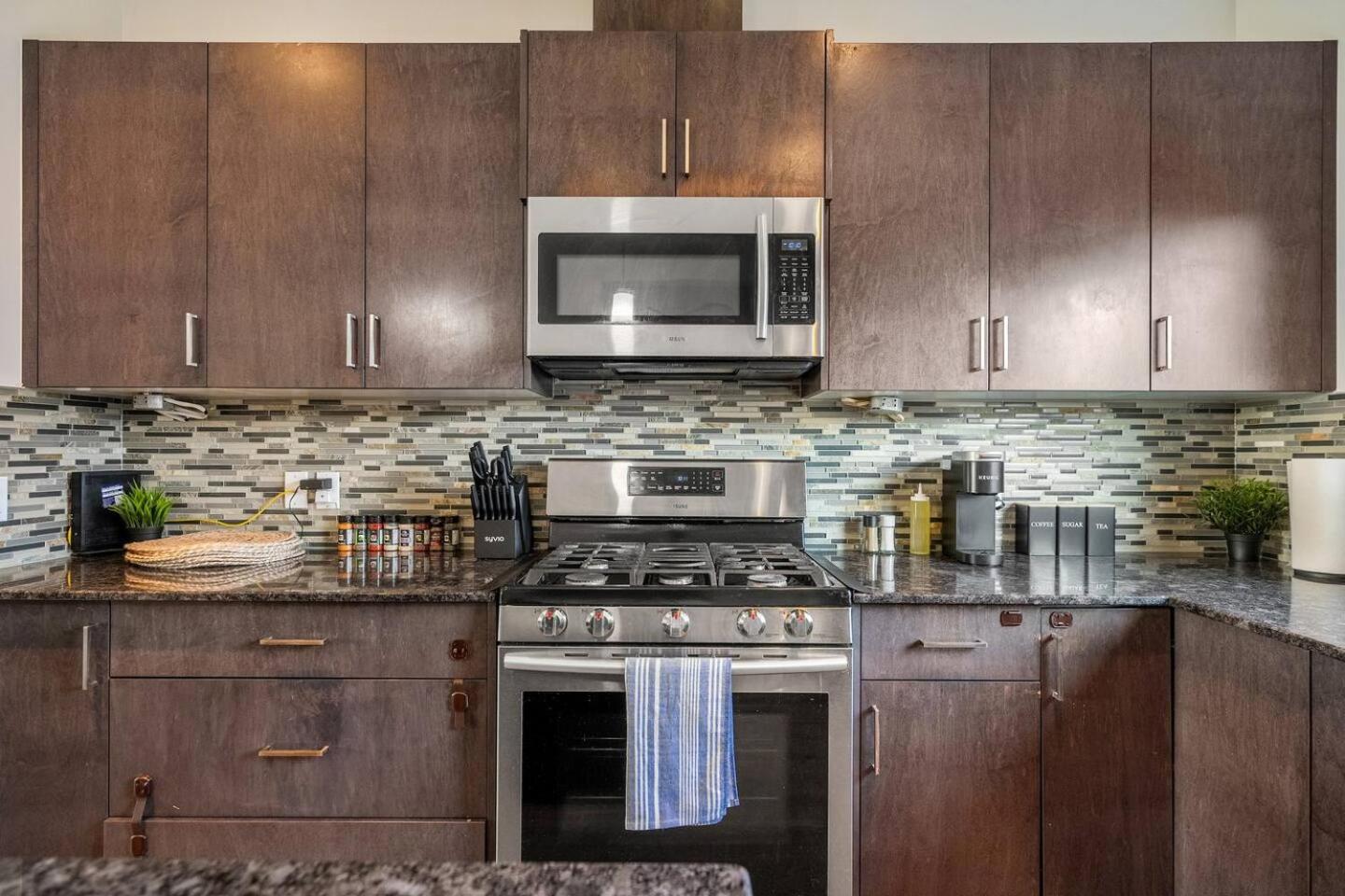 Large House Near Calgary Airport with Central AC, Double Car Garage Parking, Upgrade Stay, Netflix, Sleeps 8