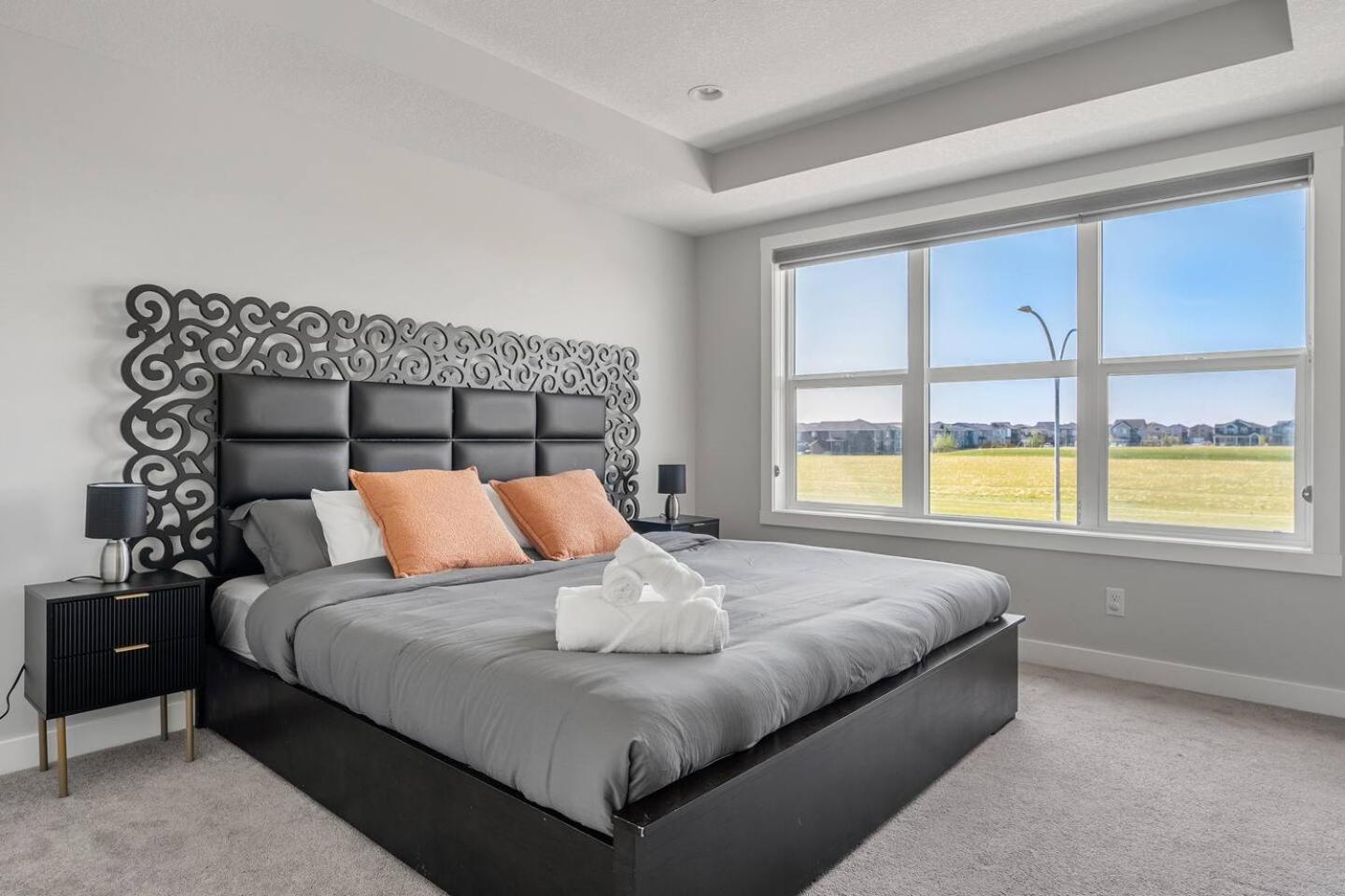 Large House Near Calgary Airport with Central AC, Double Car Garage Parking, Upgrade Stay, Netflix, Sleeps 8