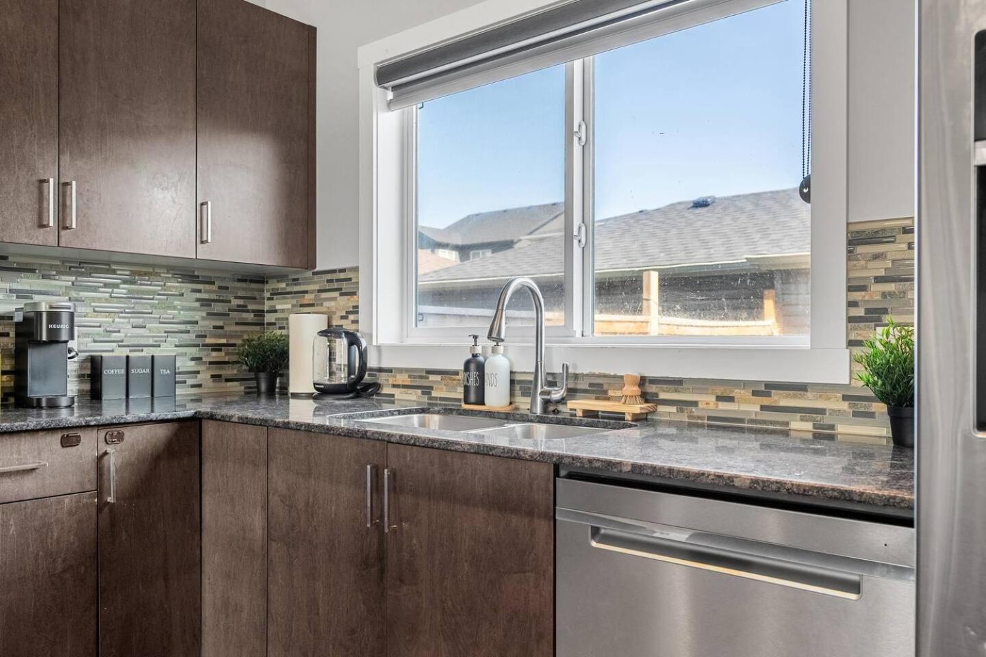 Large House Near Calgary Airport with Central AC, Double Car Garage Parking, Upgrade Stay, Netflix, Sleeps 8
