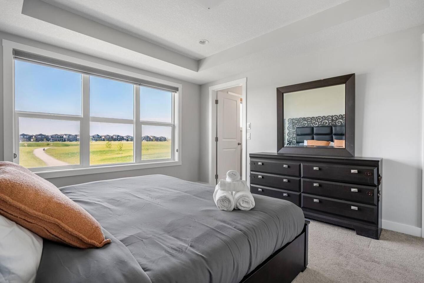 Large House Near Calgary Airport with Central AC, Double Car Garage Parking, Upgrade Stay, Netflix, Sleeps 8