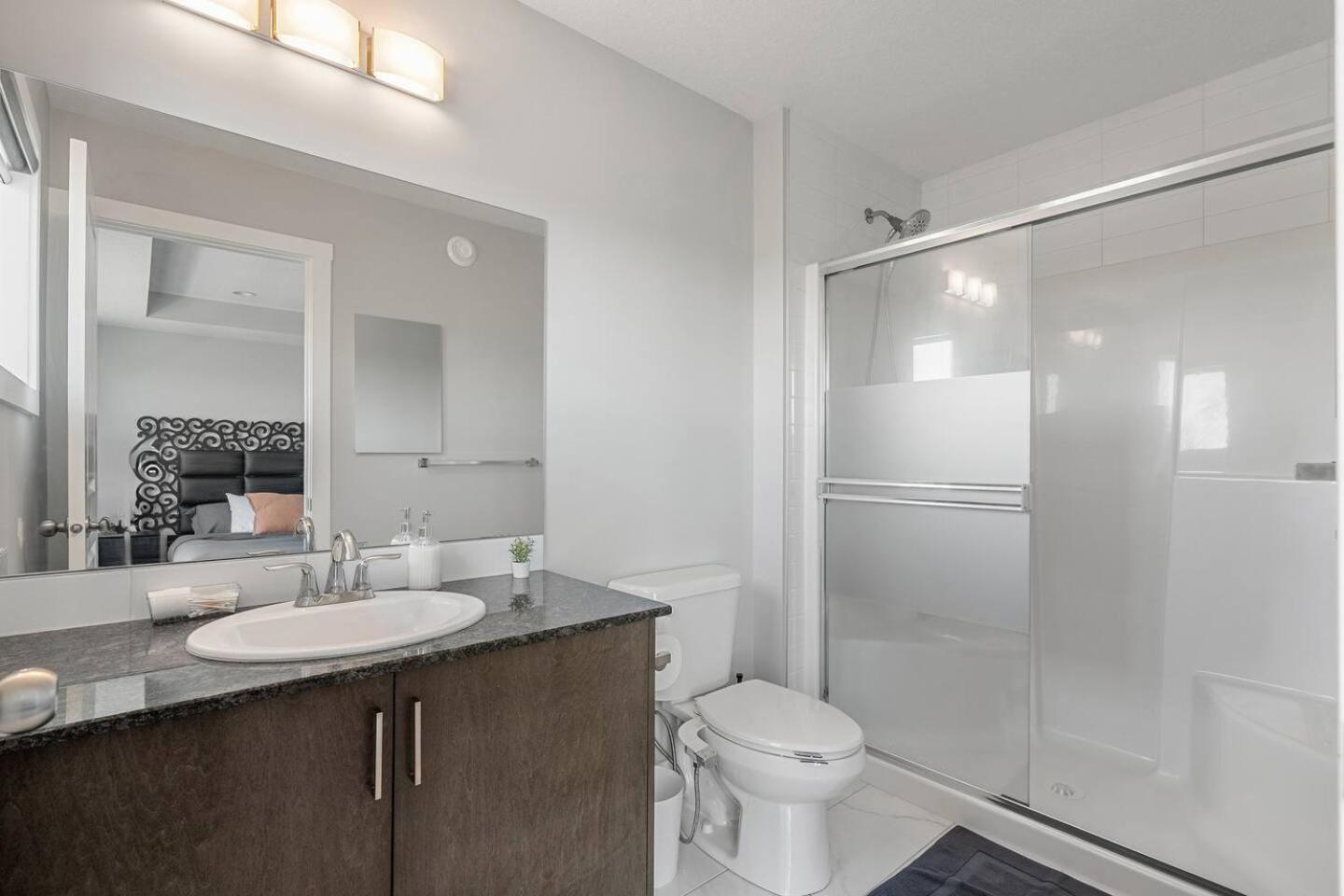 Large House Near Calgary Airport with Central AC, Double Car Garage Parking, Upgrade Stay, Netflix, Sleeps 8