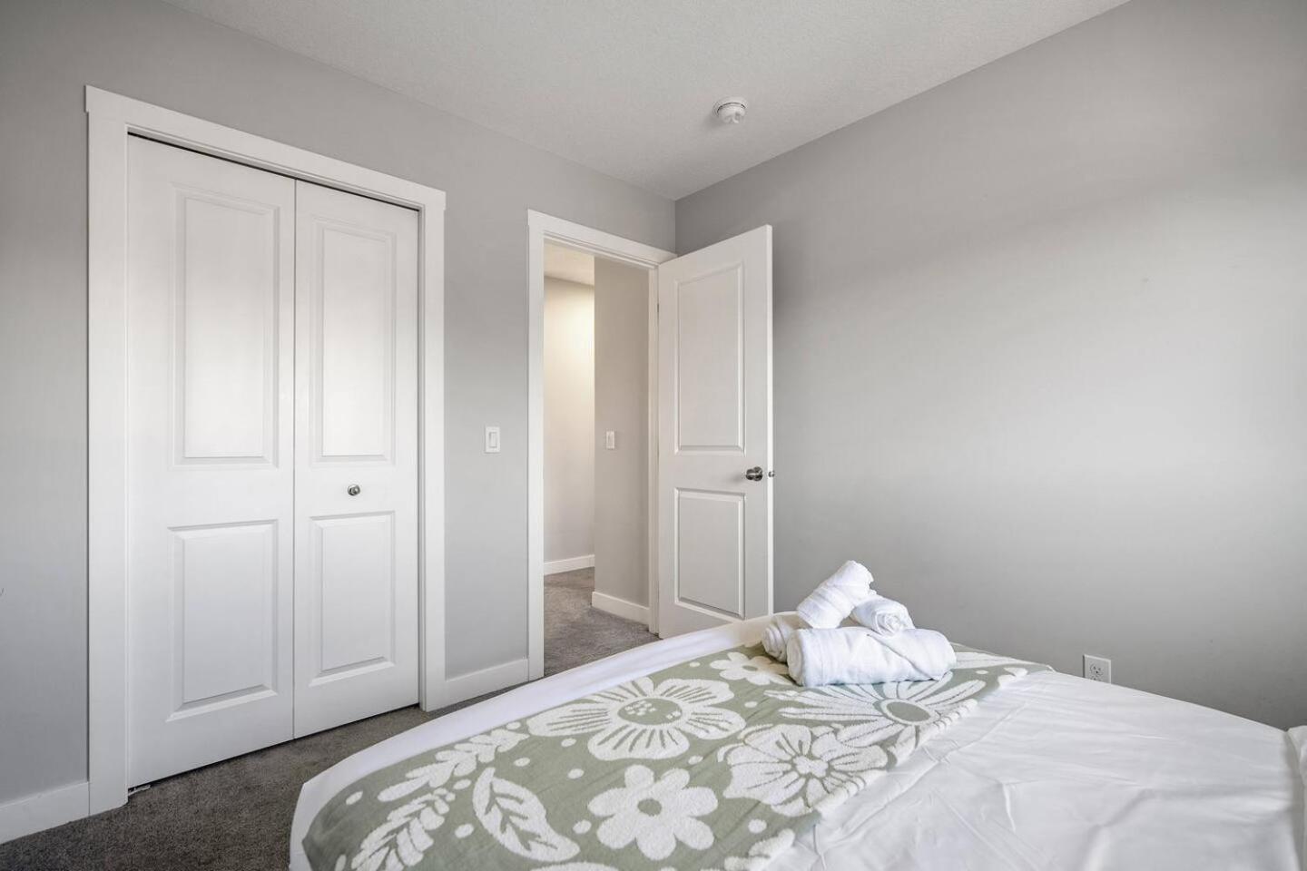 Large House Near Calgary Airport with Central AC, Double Car Garage Parking, Upgrade Stay, Netflix, Sleeps 8