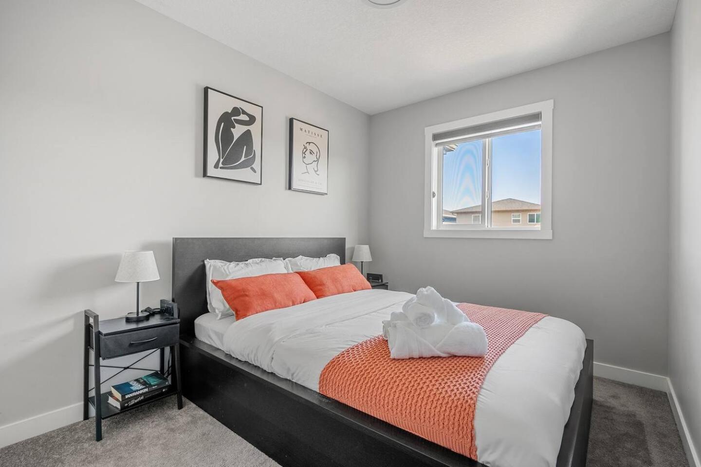Large House Near Calgary Airport with Central AC, Double Car Garage Parking, Upgrade Stay, Netflix, Sleeps 8