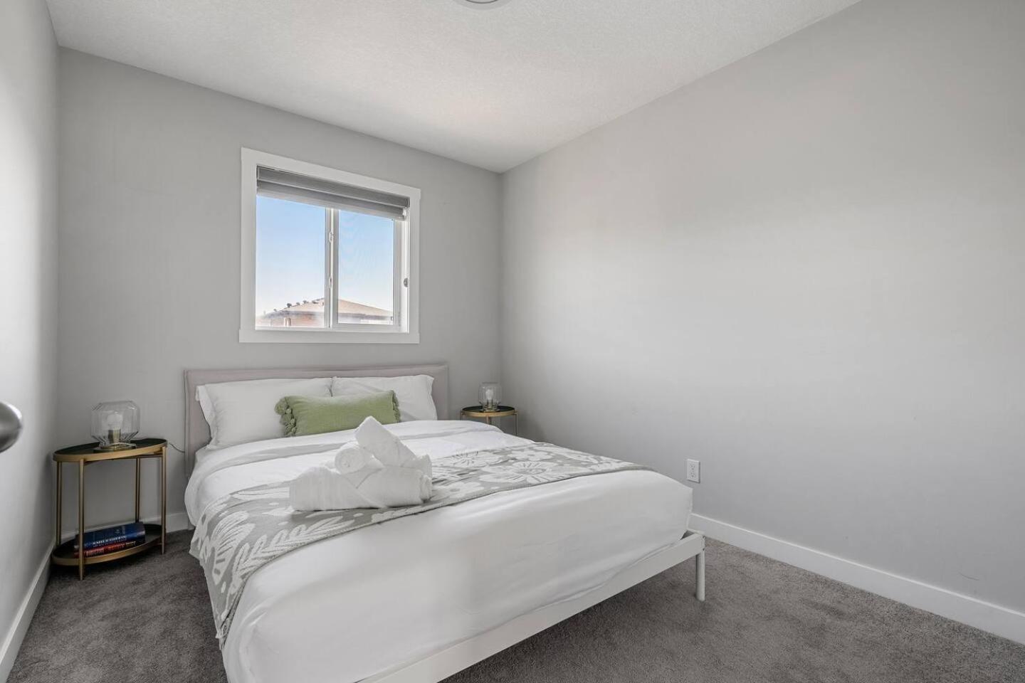 Large House Near Calgary Airport with Central AC, Double Car Garage Parking, Upgrade Stay, Netflix, Sleeps 8