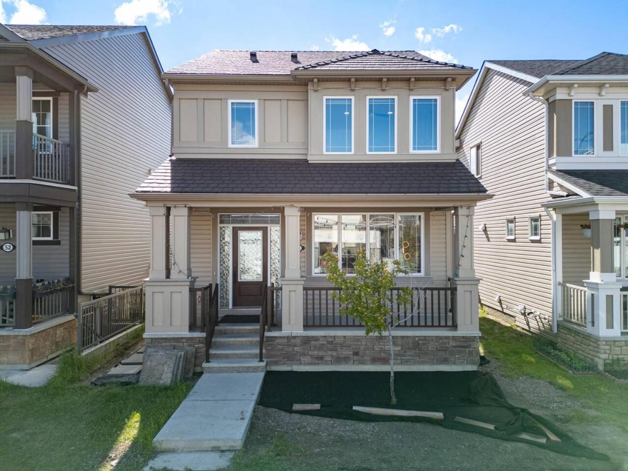 Stylish Designer's Favorite Home with Free Banff Pass, Netflix, Double Garage, Sleeps 8