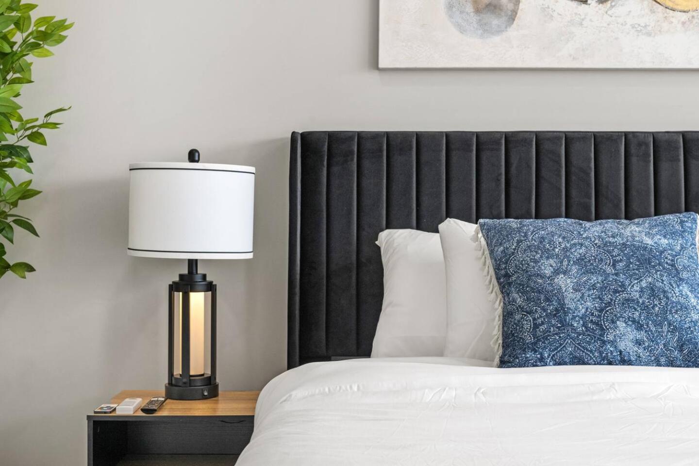 Stylish Designer's Favorite Home with Free Banff Pass, Netflix, Double Garage, Sleeps 8