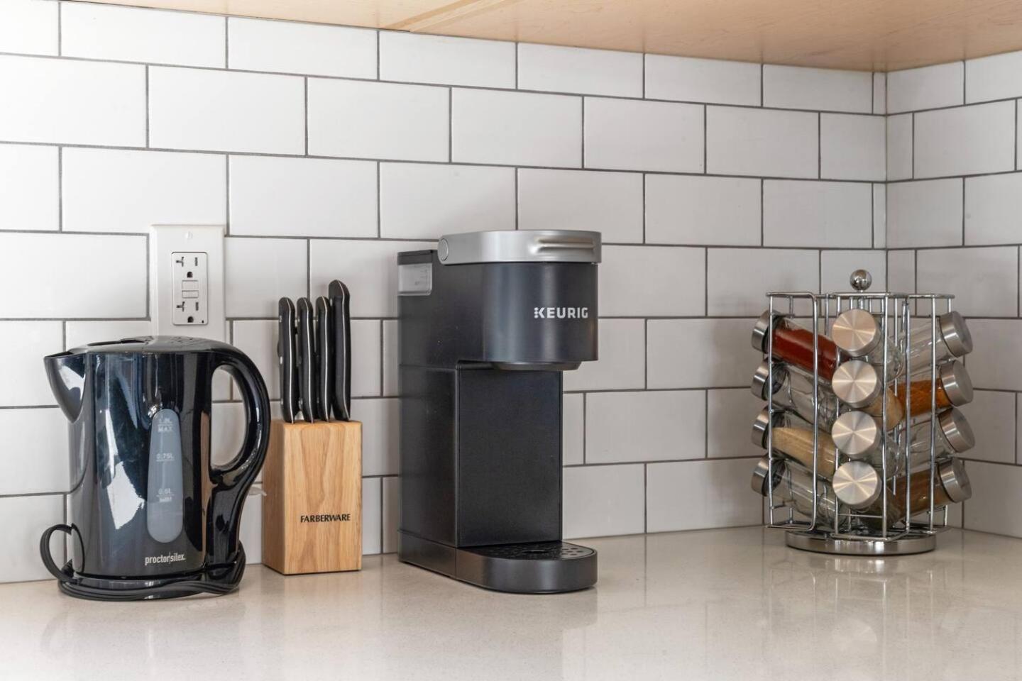 Stylish Designer's Favorite Home with Free Banff Pass, Netflix, Double Garage, Sleeps 8